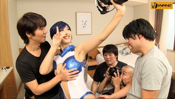 痴女な巨乳コスプレイヤーがパイズリと中出しでファンと絡み合う乱交オフ会！【水野朝陽】