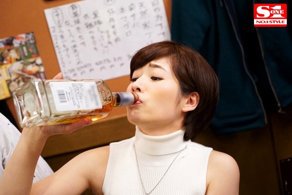 巨乳人妻を酔わせて酒の席でおっぱいを吸いまくる卑劣なセクハラ同窓会！【奥田咲】